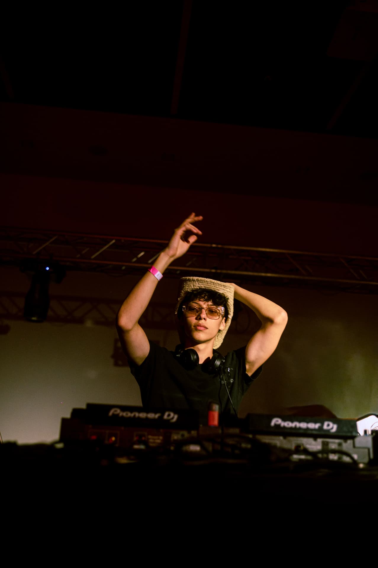 JACÓSTA raising his arms behind the decks