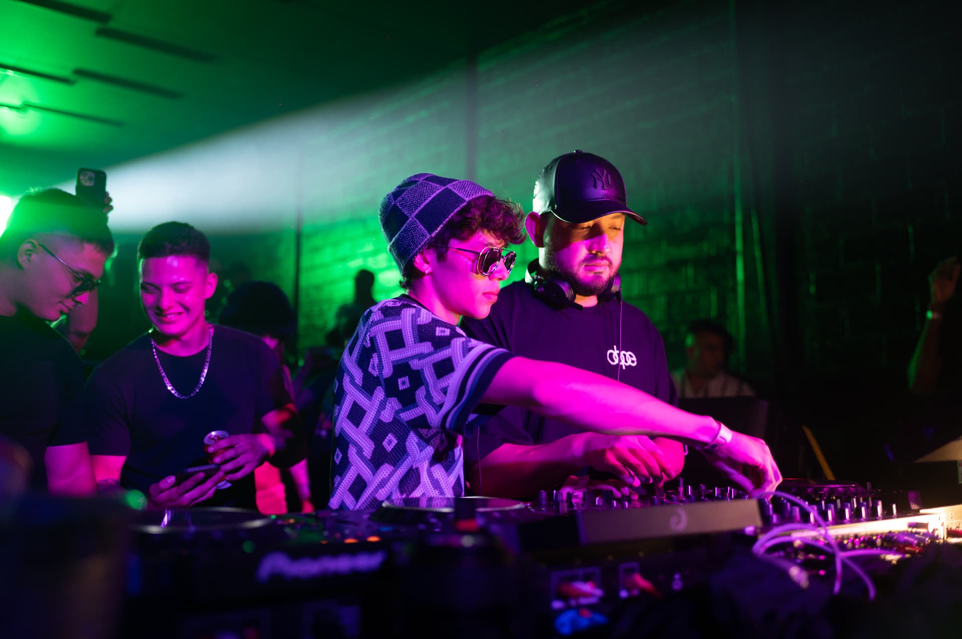 JACÓSTA playing back to back in green and magenta light