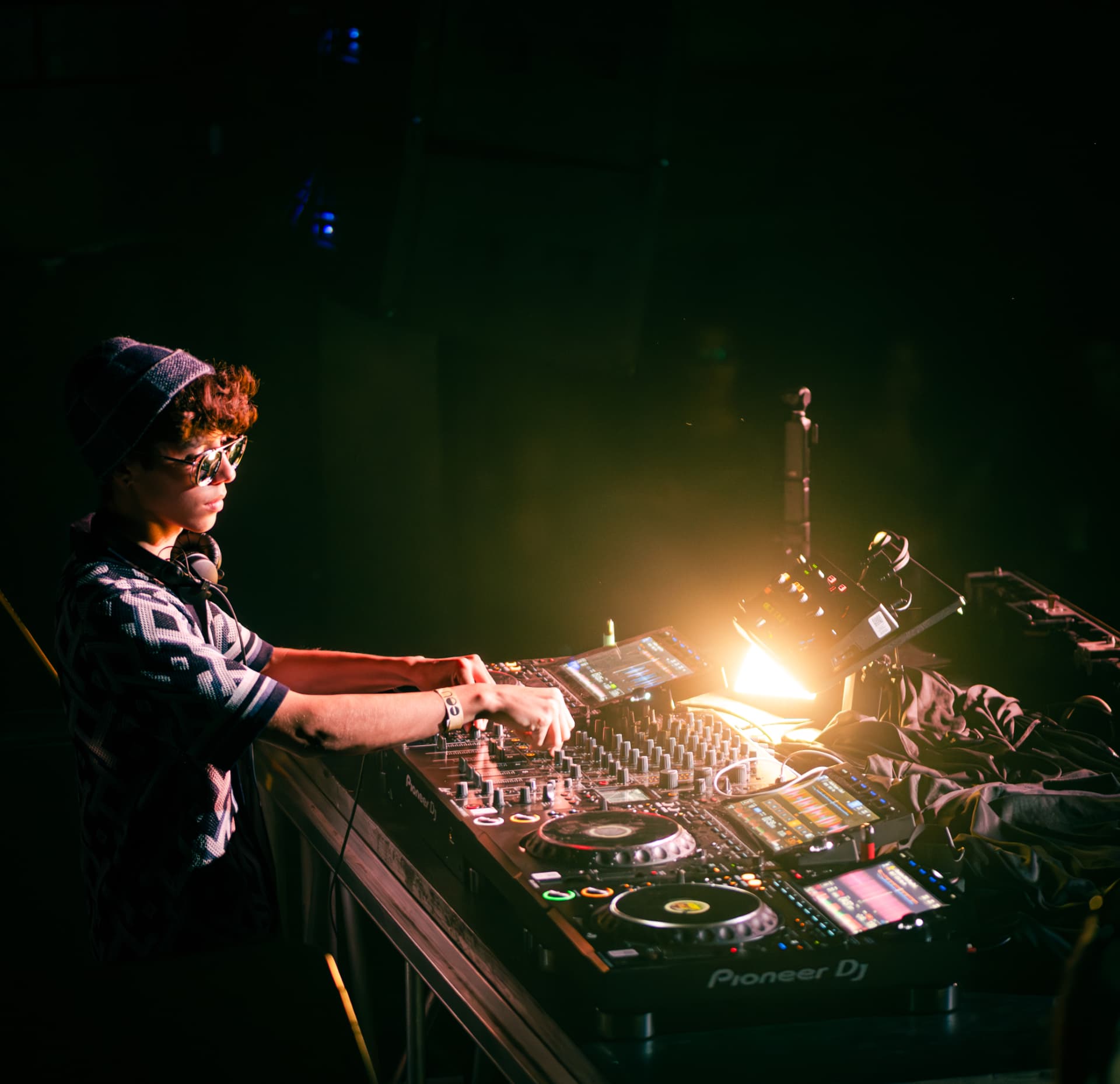 JACÓSTA mixing beside a warm stage light